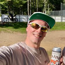 🦀 Le crabe des neiges est enfin arrivé en Gaspésie! Il est présentement en  vente dans les poissonneries de la région. Mais il est en demande, il faut  réserver! 😋 Quelques poissonneries