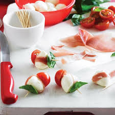I pomodori verdi fritti sono una ricetta facile da condividere in famiglia o con amici. Menu Di Natale Antipasti Con Bocconcini Di Mozzarella Basilico E Pomodorini Antipasti Di Natale Ricette Antipasti