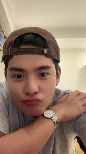 Michael Sager's Gestures and Style in Close-Up Video