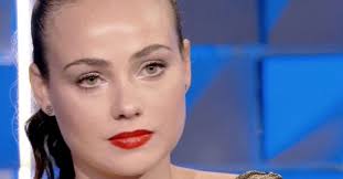 Anche io ho subito abusi, ma non vado a spiattellarlo per pietismo. Rosalinda Cannavo Confesses I M Not Happy The Stop To Social Media Arrives Curler Ruetir