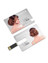 Comme les goodies favorisent de loin les relations entre clients et prospects, une clé usb avec logo diffusera sans aucun doute, mieux le. Carte Cle Usb Invitation De Mariage Osez La Personnalisation Clementine Gift Shop