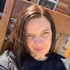 Elaine Bott's Instagram, Twitter & Facebook