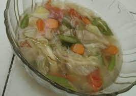 Untuk menikmati bihun sup, masukkan bihun, kuah dan lengkapkan dengan isi ayam, fishball serta sayur. Resep Sayur Soup Bening Dengan Bihun Dari Kartika Yuli Artati Koleksi Resep Sederhana Praktis