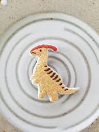 恐竜の刺繍ブローチ パラサウロロフス 受注制作 ワッペン 手作り 手編み刺繍デザイン 刺繍模様