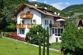 Haus helga in 39017 schenna. Zimmer Ferienwohnungen Haus Helga Nals Meran Und Umgebung
