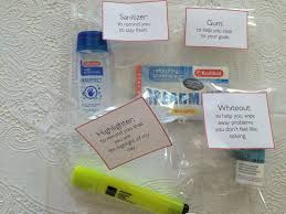 Een New Job Survival Kit In Het Engels Klinkt Het Zoveel Beter Is Een Goede Manier Om Een Speci Nieuwe Baan Overlevingskit Geschenken Overlevingspakket