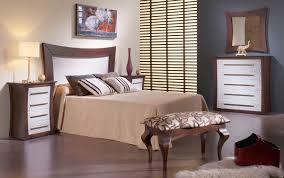 Es importante partir desde lo más básico, los que se usan cada día como muebles de cocina, la cama en el dormitorio o muebles de baño, a otros que destacan por su funcionalidad para estar preparado para recibir visitas (como es el caso de mesas y sillas plegable, un futón o un. Muebles De Dormitorio Moderno Tudecora Com Ideas En Muebles