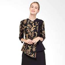 Dress batik kombinasi ini menggunakan retsleting di bagian belakang yang membuat pemakaiannya semakin praktis. 30 Model Baju Batik Wanita Kantor Modern Lengan Panjang