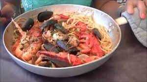Vous pouvez choisir entre les crevettes, les écrevisses ou encore les langoustines, ou bien décider de cuisiner les trois, concernant les crustacés. Les Vrais Spaghettis Aux Fruits De Mer Coquillage Douce Escale Italie Youtube