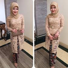 Kerudung waktu ini berbeda dengan kerudung terdahulu sebab untu era dulu hijab buat pakaian terusan yang menutupi dari kepala sampai kaki kecuali. Cara Membuat Model Baju Kebaya Modern Sederhana