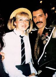 Mercury hesitated to ask her out and he made every effort to impress her when he made the meeting. 25 Photos Of Freddie Mercury With His First And Only True Love Mary Austin Bored Panda