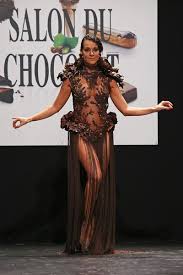Salon Du Chocolat 2015 Le Defile De Robes Avec Fauve Hautot Alizee Camille Cerf Chocolat Art En Chocolat Le Salon Du Chocolat