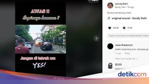 Penunggang motor itu dipercayai telah melanggar lampu isyarat sebelum merempuh sebuah kereta. Viral Mobil Pelat Merah Halangi Laju Kereta Di Jalan Raya