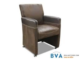 6 X Model Trisa Eetkamerstoelen Pu Kleur Donker Bruin Uitgevoerd Met Rvs Handgreep En Parketwielen Ter Waarde Van 1495 E Met Afbeeldingen Eetkamerstoelen Stoelen Handgrepen