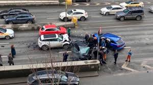 На кадрах видно, как автомобиль «ауди» синего цвета вылетает на встречную полосу и таранит. Wcvfvbarczoilm