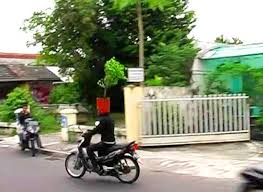🚲🚲 misi⏩meningkatkan jumlah pengguna sepeda untuk. Video Artists Outfit Scooter Riders In Indonesia With Planted Bike Helmets For A Treebute