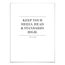 Typografisches Poster Keep Your Standards High Schwarz Weisses Typografie Poster Mit Einem Zitat Von Coco Chanel