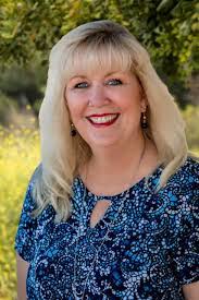 Tracey Desmond's Instagram, Twitter & Facebook