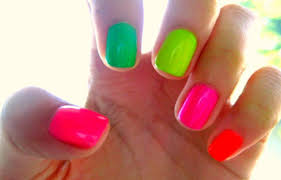 Elegir un color de esmalte blanco y otro rosa es una buena idea para pintar tus uñas acrílicas y deslumbrar a todos con este diseño original. Unas Acrilicas De Colores Amarillo Fosforescentes Decorados De Unas