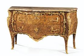 Commode En Marqueterie Florale Placage De Bois De Rose Et Monture De Bronze Dore D Epoque Louis Xv Traditional Furniture Classic Furniture French Furniture