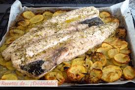 Merluza Al Horno Con Patatas Panaderas Y Cebolla Recetas De Escandalo