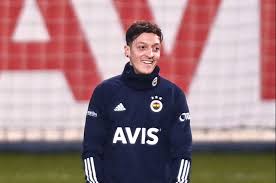 28 yaşındaki futbolcu, birçok insan bana fenerbahçe'ye gidip gitmeyeceğimi soruyor. Mesut Ozil S Huge Pay Cut From Arsenal Revealed As Fenerbahce Hope New Signing Can Make Debut Against Arch Rivals Galatasaray