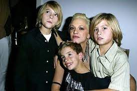 Gli sprouse sono nati in italia alla clinica tanganelli di arezzo.i loro genitori, matthew sprouse e melanie wright, insegnavano lingua inglese in toscana.dylan ha ereditato il suo nome dal poeta dylan thomas, mentre cole prende il nome dal cantante jazz e pianista nat king cole. Asia Argento Cole And Dylan Sprouse And Jimmy Bennet Cole Sprouse Dylan And Cole Asia Argento