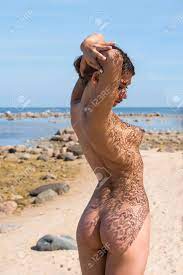 Nackte Junge Frau Mit Offenen Schatten Auf Den Körper Posiert Am Strand.  Nackte Brünette Genießen Sommerzeit In Der Nähe Des Meeres Lizenzfreie  Fotos, Bilder Und Stock Fotografie. Image 70432701.