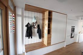 Einbaumöbel, garderobe, modern, weisse grifflose fronten, tipon, spiegel, schreiner, stauraum für eine familie. Garderobe Minimalistisch Eingang Frankfurt Am Main Von Urban Quadrat Houzz