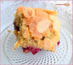 Gateau Aux Amandes Et Aux Fruits Rouges La Cuisine De Mamie Caillou Gateau Amande Gateau Fruits Rouges Gateaux Et Desserts
