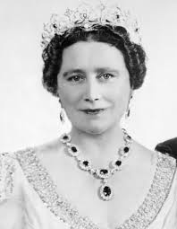 La princesse elizabeth, sa soeur margaret et leur mère elizabeth à balmoral (août 1951) pa photos/abaca. La Reine Elizabeth Queen Mum Mere De La Reine Elizabeth Ii The Crown A Quoi Ressemblent Ils En Vrai Elle