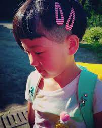 前髪うっとうしい 今日 も 教科書 全部入れ ランドセル 前髪 切りたて なのに 前髪伸びた という 小娘 笑 それ以上 切ったら なくなるゾ 今朝 も 起きず 車 登校 ８時 の チャイム 鳴り 遅刻 だと 泣く メ hair styles hair