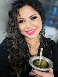 Cuando encuentres algo que te haga feliz ,no te preocupes por lo que dice  la gente”