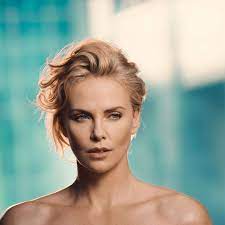 pin by eric theron on charlize theron oscar actre charlize theron charlize theron oscars film producer