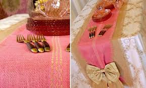 Acrylique blanc peinture base acrylique peint caractéristiques avec lécharpe de ruban de toile de jute sur son cou. Chemin De Table Toile De Jute Pour Booster Votre Decoration