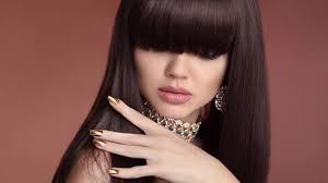 Scegli una frangia come quella di lizzy caplan, sfilata e di lato che riempie la fronte e non richiede volume. A Chi Sta Bene La Frangia Pg Magazine