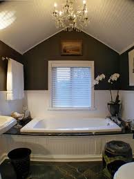 Bathroom Ceiling Brown Walls Chandelier Wall Panels Beadboard Badezimmer Badezimmer Design Badezimmer Renovieren