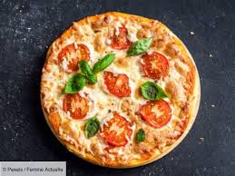 Envie D Une Bonne Pizza Facile A Preparer Classique Et Indemodable Craquez Pour La Pizza Tomate Mozzarella De En 2020 Recette Pizza Recettes De Cuisine Pizza Facile