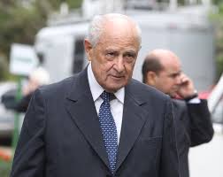 Lázaro barbosa é levado para ambulância após ser capturado. Ex Presidente Do Bradesco Lazaro Brandao Morre Aos 93 Anos Economia G1