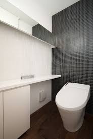 白と黒のタイルを張った壁 br 他の部屋とデザインを統一しています br 壁の端から端まで鏡を通すことで 空間の広がりを感じます 専門家 辻 秀易が手掛けた トイレ 稜線のいえ の詳細ページ 新築戸建 リフォーム リノベーションの事例多数 suvaco スバコ