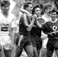 Arjen robben , arturo vidal, robert lewandowski, and thomas müller scored for bayern. Die 25 Wichtigsten Siege Des Fc Bayern Deutscher Meister 1989 Gegen Konfliktreichen Daum