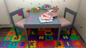 Ikea jokkmokk ensemble 1 table et 4 chaises en pin massif teinté. Meuble Ikea Revisite Une Table Et Des Chaises Pour Bebe Detournee