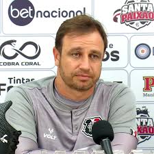 Torcedores do Santa Cruz cobram elenco nos vestiários após vexame para o  Íbis; veja vídeo