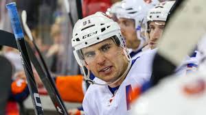 Das kann die mutter aller zahnfeen nicht länger dulden! Nhl Star Tavares Zieht Sich Selbst Zahn Auf Der Spielerbank