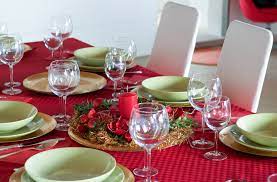 Discover a collection of elegant and simple mantel decoration ideas to add a festive touch. 30 Elegant Christmas Table Settings Stylish Holiday Table Centerpieces