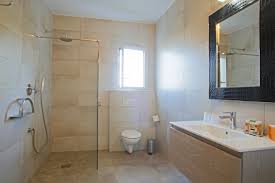 Salle De Bain Avec Douche A L Italienne Location Villa Calvi Bathroom Italianshower Shower Deco Ins Salle De Bain Douche Douche Italienne Villa A Louer