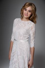 This collection of bohemian and pure bridal gowns & wedding dresses feature boho dresses for an effortless simple look. Brautkleid Odelia Von Sadoni Lacely