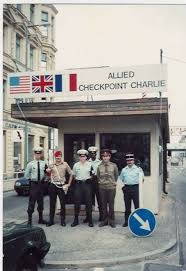 Pin Von Wendell Lemos Auf Checkpoint Charlie Berlin Wall By Those That Worked There Berlin Kalter Krieg Bundesrepublik