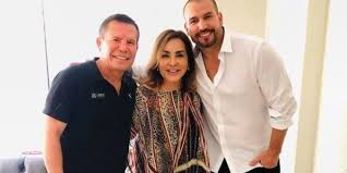 César cielo bate o recorde mundial do 50m livre na final do open/cbda! Julio Cesar Chavez Presume Foto Con Actor Que Personifico A El Senor De Los Cielos