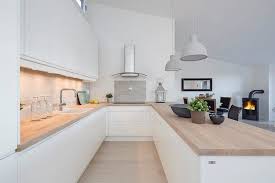 Pour votre agencement de cuisine, ambiance agencement fait systématiquement appel aux talents de léa chays, diplômée en architecture d'intérieur. Amenagement Cuisine 52 Idees Pour Obtenir Un Look Moderne Amenagement Cuisine Cuisine Moderne Cuisine Blanche Et Bois